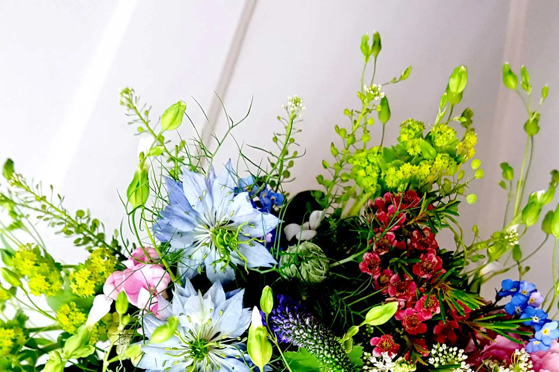 Greta - Blumen, Ideen & mehr... Inspiriert von der Liebe zur Natur. Lieferservice - ein Blumenarrangenment oder Strauss als blumige Freude. Bunter freundlicher leichter Sommerstrauss mit unterschiedlichen Blüten und viel Grün.